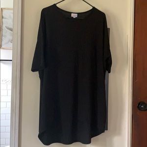Size 2X LuLaRoe Ribbed a black a high-low shirt.